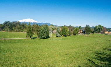 PARCELA EN CONDOMINIO CON VISTA VOLCANES Y ACCESO AL LAGO.