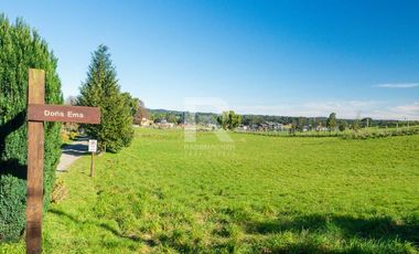 PARCELA EN CONDOMINIO CON VISTA VOLCANES Y ACCESO AL LAGO.