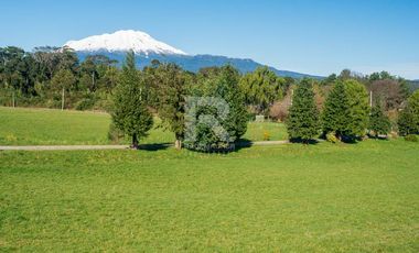 PARCELA EN CONDOMINIO CON VISTA VOLCANES Y ACCESO AL LAGO.