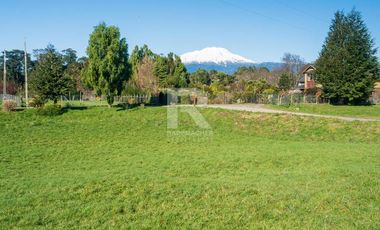 PARCELA EN CONDOMINIO CON VISTA VOLCANES Y ACCESO AL LAGO.