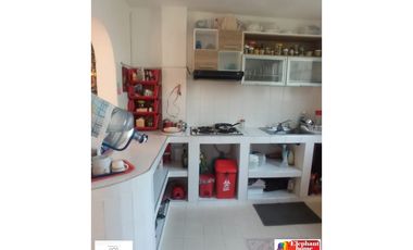 Se vende casa urbana en La Mesa Cund, de 450 M2 en 685 mill.