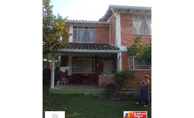Se vende casa urbana en La Mesa Cund, de 450 M2 en 685 mill.