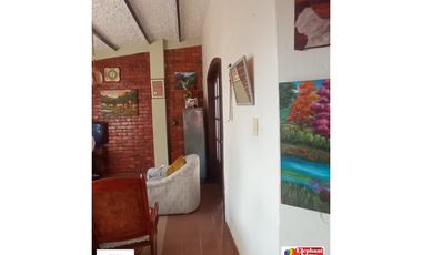 Se vende casa urbana en La Mesa Cund, de 450 M2 en 685 mill.