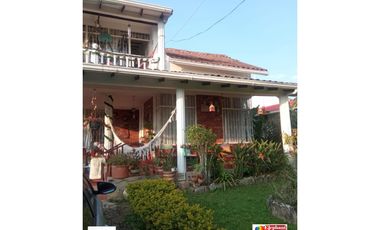 Se vende casa urbana en La Mesa Cund, de 450 M2 en 685 mill.