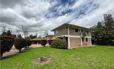 Casa con lote en venta en Los Pinos Club de Polo