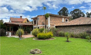 Casa con lote en venta en Los Pinos Club de Polo