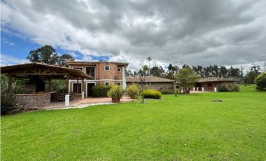 Casa con lote en venta en Los Pinos Club de Polo