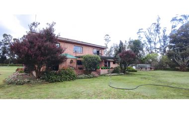 Casa con lote en venta en Los Pinos Club de Polo