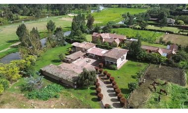 Casa con lote en venta en Los Pinos Club de Polo