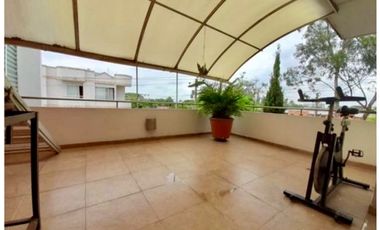 Casa esquinera de tres pisos en venta - Barrio Las Mercedes Palmira