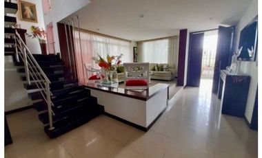 Casa esquinera de tres pisos en venta - Barrio Las Mercedes Palmira