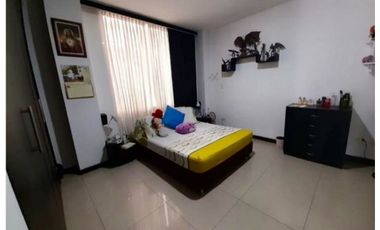 Casa esquinera de tres pisos en venta - Barrio Las Mercedes Palmira
