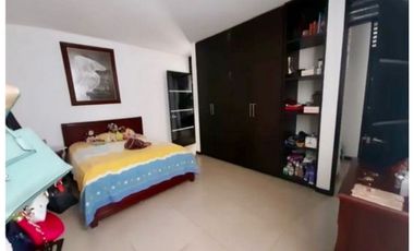 Casa esquinera de tres pisos en venta - Barrio Las Mercedes Palmira