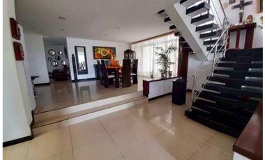 Casa esquinera de tres pisos en venta - Barrio Las Mercedes Palmira