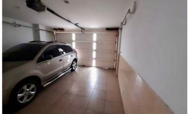 Casa esquinera de tres pisos en venta - Barrio Las Mercedes Palmira