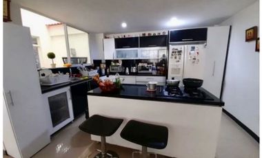 Casa esquinera de tres pisos en venta - Barrio Las Mercedes Palmira