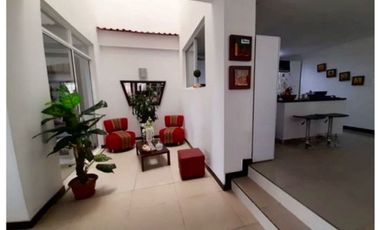 Casa esquinera de tres pisos en venta - Barrio Las Mercedes Palmira