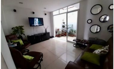 Casa esquinera de tres pisos en venta - Barrio Las Mercedes Palmira