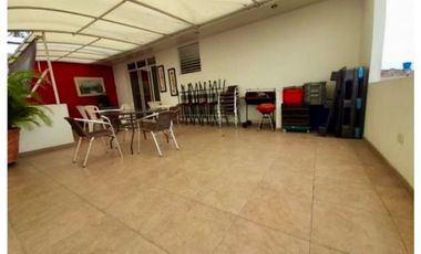 Casa esquinera de tres pisos en venta - Barrio Las Mercedes Palmira