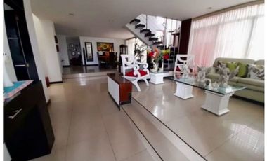 Casa esquinera de tres pisos en venta - Barrio Las Mercedes Palmira