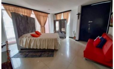 Casa esquinera de tres pisos en venta - Barrio Las Mercedes Palmira