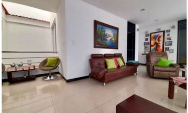 Casa esquinera de tres pisos en venta - Barrio Las Mercedes Palmira
