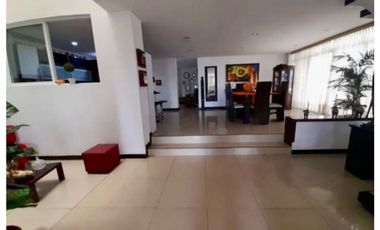 Casa esquinera de tres pisos en venta - Barrio Las Mercedes Palmira
