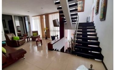 Casa esquinera de tres pisos en venta - Barrio Las Mercedes Palmira