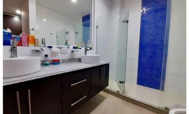 Casa esquinera de tres pisos en venta - Barrio Las Mercedes Palmira