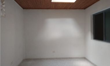 SE VENDE CASA CON TRES VIVIENDAS INDEPENDIENTES EN EL CENTRO