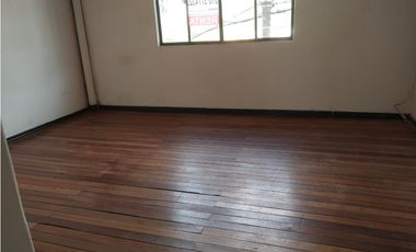 SE VENDE CASA CON TRES VIVIENDAS INDEPENDIENTES EN EL CENTRO