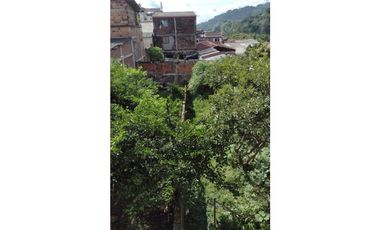 SE VENDE CASA CON TRES VIVIENDAS INDEPENDIENTES EN EL CENTRO
