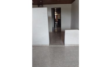 SE VENDE CASA CON TRES VIVIENDAS INDEPENDIENTES EN EL CENTRO