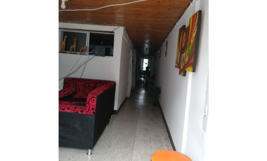 SE VENDE CASA CON TRES VIVIENDAS INDEPENDIENTES EN EL CENTRO