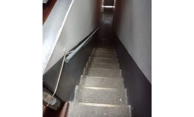 SE VENDE CASA CON TRES VIVIENDAS INDEPENDIENTES EN EL CENTRO
