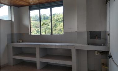 SE VENDE CASA CON TRES VIVIENDAS INDEPENDIENTES EN EL CENTRO