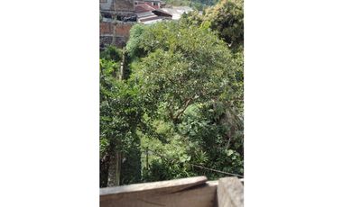 SE VENDE CASA CON TRES VIVIENDAS INDEPENDIENTES EN EL CENTRO