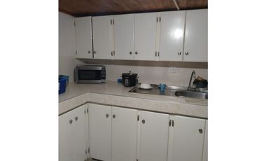 SE VENDE CASA CON TRES VIVIENDAS INDEPENDIENTES EN EL CENTRO