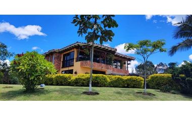 CASA FINCA EN EL CARMEN VIA RONEGRO A LA CEJA 3.750 MTS DOS CASAS