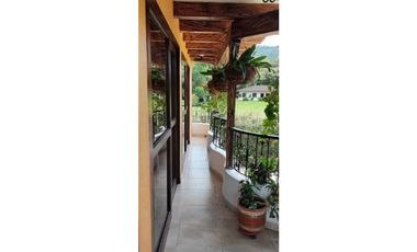 CASA FINCA EN EL CARMEN VIA RONEGRO A LA CEJA 3.750 MTS DOS CASAS