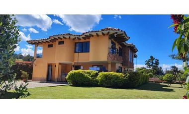 CASA FINCA EN EL CARMEN VIA RONEGRO A LA CEJA 3.750 MTS DOS CASAS