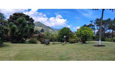 CASA FINCA EN EL CARMEN VIA RONEGRO A LA CEJA 3.750 MTS DOS CASAS