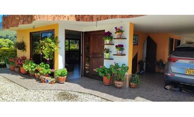 CASA FINCA EN EL CARMEN VIA RONEGRO A LA CEJA 3.750 MTS DOS CASAS