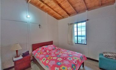 Maat vende Casa Campestre, La Masata-Villeta 2.460m2 $450 Millones