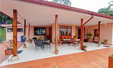 Casa Campestre tipo paisa cerca a la vía principal - La Mesa Cundi