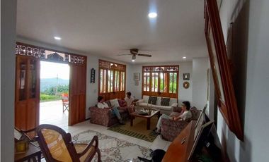 Casa Campestre tipo paisa cerca a la vía principal - La Mesa Cundi
