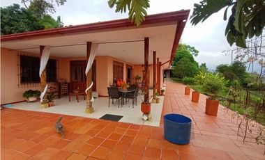 Casa Campestre tipo paisa cerca a la vía principal - La Mesa Cundi