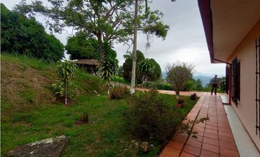 Casa Campestre tipo paisa cerca a la vía principal - La Mesa Cundi
