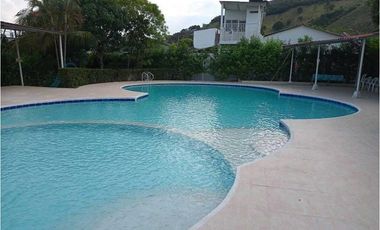 VENDO CASA EN CONJUNTO GIRARDOT ALGARROBOS 3