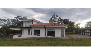 Venta de casa urbana de 500 M2 en 700 mill en La Mesa Cund, COL.